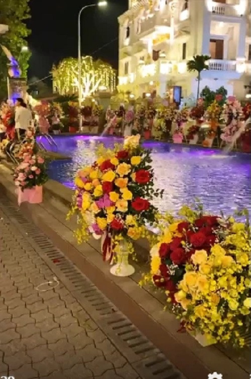 Trong khuôn viên biệt thự có bể bơi rộng lớn. Ảnh chụp màn hình