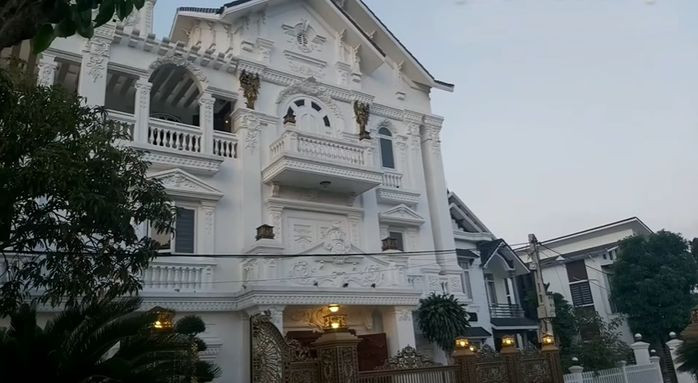 Địa điểm tổ chức nằm ngay trong khuôn viên căn biệt thự. Ảnh: Nguyễn Hữu Đông