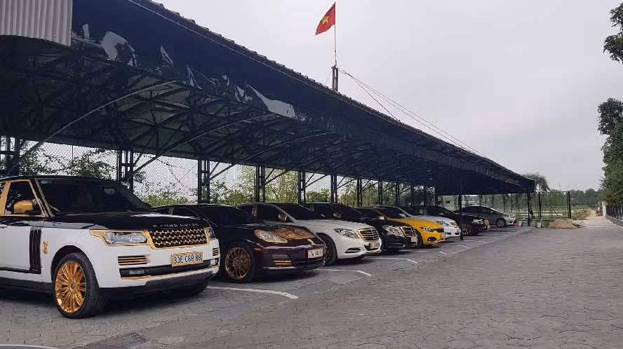 Được biết, đây là lễ kỉ niệm tiệc cưới của vợ chồng đại gia kinh doanh lợn tại Hải Dương. Trong một bài chia sẻ trước đó, chủ dàn xe cho biết, ông đã có đam mê với xe từ nhỏ. Ảnh: Doanh nghiệp &amp; tiếp thị