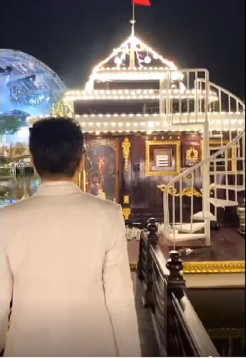 Đặc biệt hơn cả là xuất hiện cả du thuyền trên hồ cùng không gian sân vườn trang trí ngập ánh đèn. Ảnh chụp màn hình