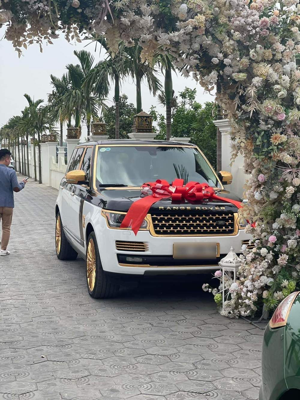 Vị đại gia này từng gây sốt mạng xã hội bởi dàn siêu xe với những thương hiệu danh tiếng như Rolls-Royce, Bentley, Land Rover, Porsche, Mercedes-Benz, BMW, Lexus...Ảnh: Facebook