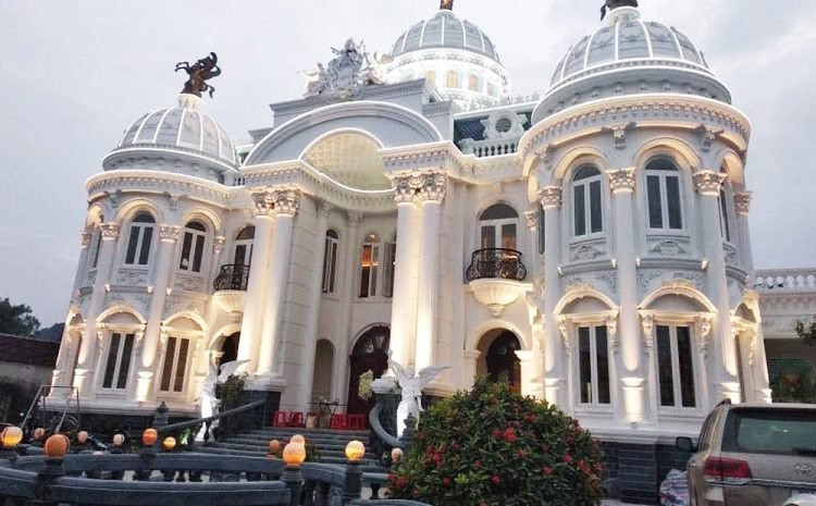 Căn biệt thự trăm tỷ của một vị đại gia ở Thanh Hóa cũng "gây bão" trong dư luận suốt thời gian qua. Ảnh: Odditycentral