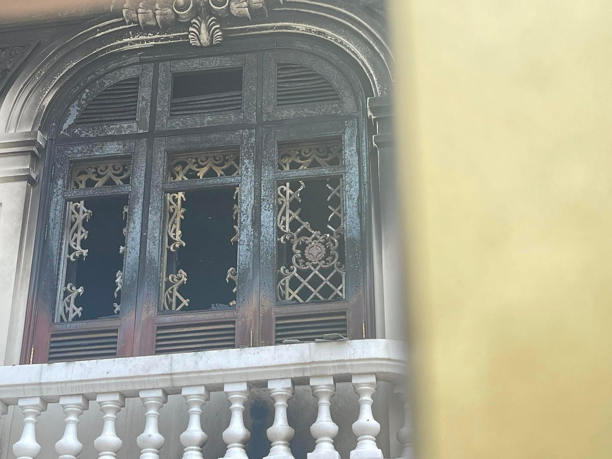 Ngôi nhà có nhiều nội thất bằng gỗ bị ngọn lửa thiêu rụi. Ảnh: Vietnamnet