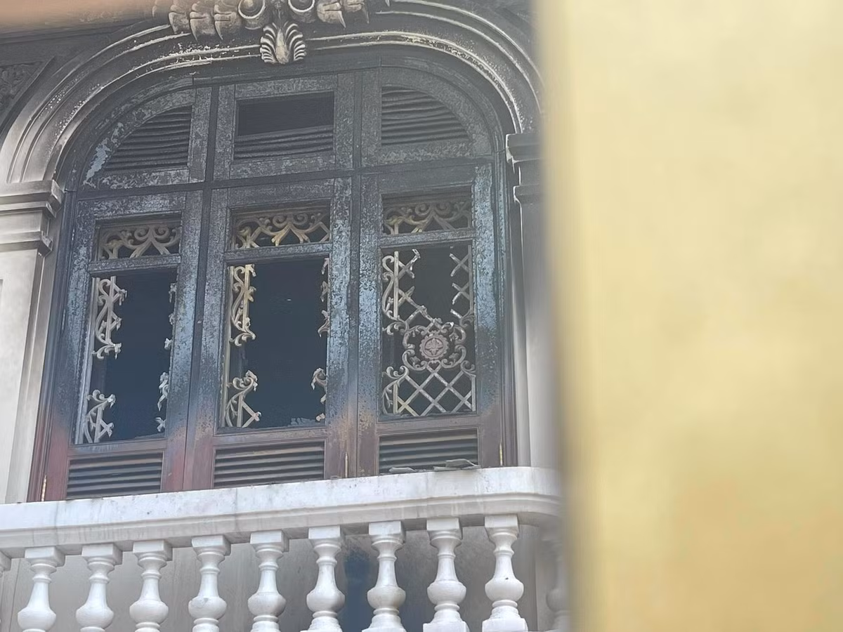 Ngôi nhà có nhiều nội thất bằng gỗ bị ngọn lửa thiêu rụi. Ảnh: Vietnamnet