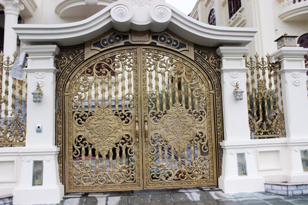 Trong đó, riêng bộ cổng biệt thự đã ngốn tới cả tỷ đồng. Ảnh: Một thế giới