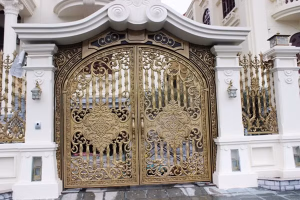 Trong đó, riêng bộ cổng biệt thự đã ngốn tới cả tỷ đồng. Ảnh: Một thế giới