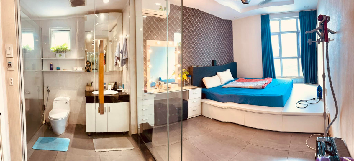 Phòng tắm có vách kính để phân khu tắm, vệ sinh.