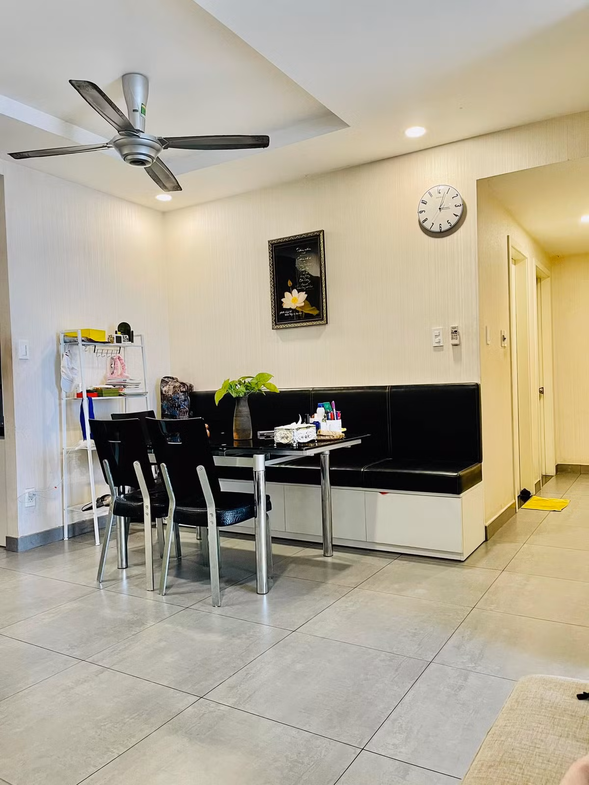 Phòng khách - bếp - ăn được bố trí trong cùng không gian.