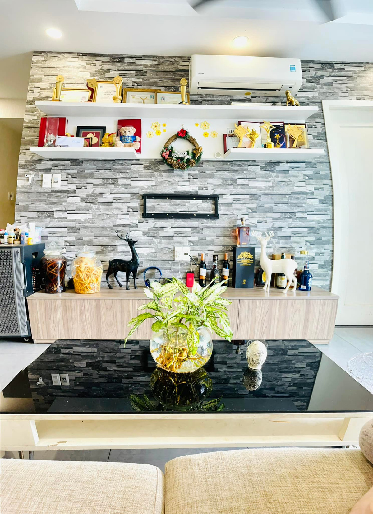 Nhà thiết kế theo phong cách hiện đại với màu trắng chủ đạo cho cả nền tường và tủ bếp, nội thất.