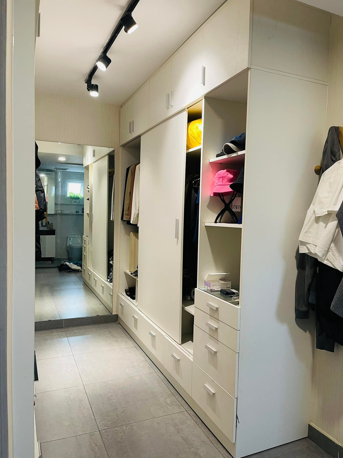 Tủ đồ lớn phục vụ cho nhu cầu lưu trữ trang phục.