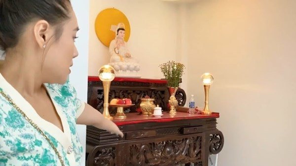 Tầng trên cùng, Hồ Bích Trâm để một phòng thờ Phật, toàn bộ do bố chồng cô làm, nhìn rất ấm cúng, trang nghiêm. Ảnh: FBNV