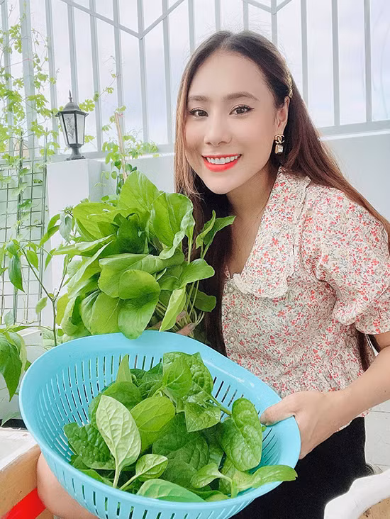 Diễn viên Hồ Bích Trâm hào hứng khoe chiến lợi phẩm thu được trên sân thượng. Ảnh; FBNV