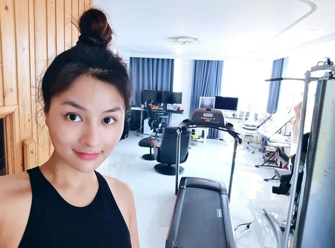 Căn nhà có hồ bơi sang trọng và phòng tập riêng. Ảnh: FBNV