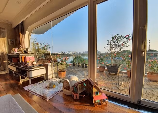 Bên ngoài sân vườn được thiết kế như quán cà phê. Ảnh: FBNV