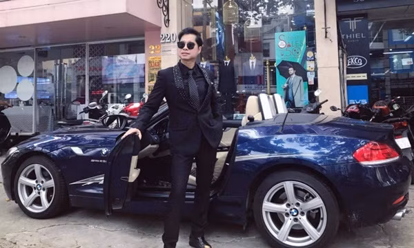 Năm 2011, Ngọc Sơn khoe chiếc xe thể thao hai cửa BMW Z4 có màu xanh và thiết kế “hầm hố” với giá 2,4 tỷ đồng. Đó là món quà mà mẹ mua tặng anh để tiện đi diễn tỉnh. Ảnh: Người đưa tin