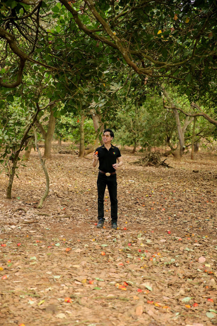 Tại đây, Ngọc Sơn trồng đủ loại cây ăn trái như sầu riêng, mít, bơ, chuối...và cả một vườn rau nhỏ. Ảnh: Lao động