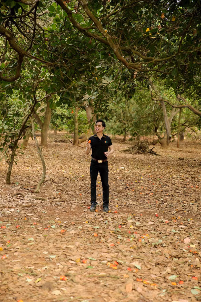 Tại đây, Ngọc Sơn trồng đủ loại cây ăn trái như sầu riêng, mít, bơ, chuối...và cả một vườn rau nhỏ. Ảnh: Lao động