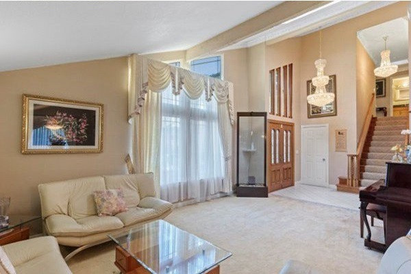 Biệt thự mới của Hồng Nhung được mua với giá 1,3 triệu USD (khoảng 29,5 tỷ đồng).