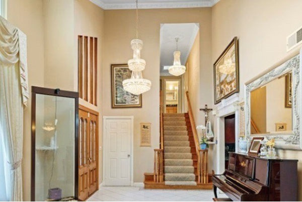 Trước thềm Tết Nhâm Dần, ca sĩ Nguyễn Hồng Nhung đã kịp tậu nhà mới, cùng mẹ đẻ và 2 con dọn về đây sinh sống.