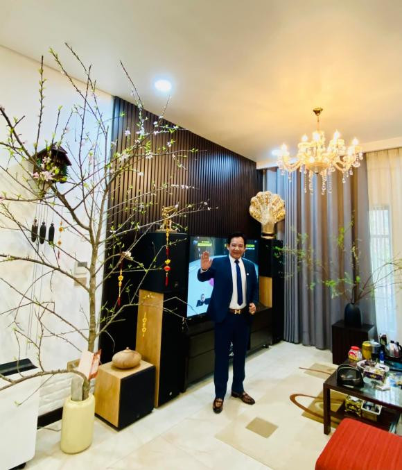 Ngôi nhà của nghệ sĩ Quang Tèo được xây dựng 2 tầng với phong cách cổ điển sang trọng.