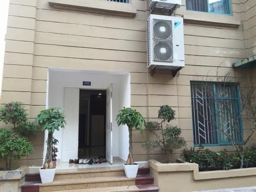 Đặc biệt, trên sân thượng của căn hộ, nam nghệ sĩ cải tạo thành nơi vui chơi, đồng thời trồng được rau sạch. Nguồn ảnh: FBNV