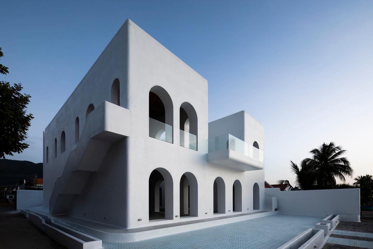 Tuy nhiên, khó khăn khi thiết kế theo phong cách này là các ô cửa rất nhỏ và hẹp cũng như làm sao để mang đến sự hiện đại cho ngôi nhà