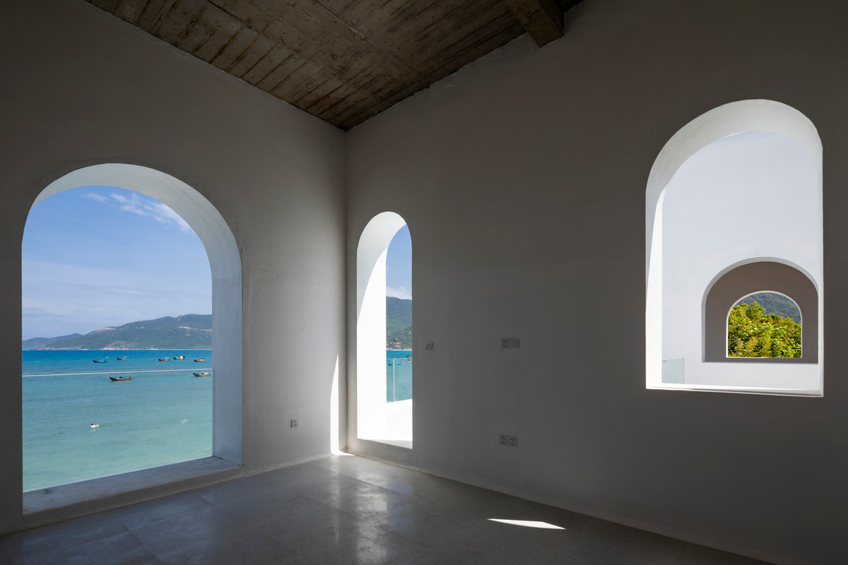 Để mang lại sự tương xứng với tỷ lệ vòm cuốn lớn, các mảng tường của công trình cũng được làm với độ dày lớn. Đây cũng là một khó khăn khi triển khai thi công.