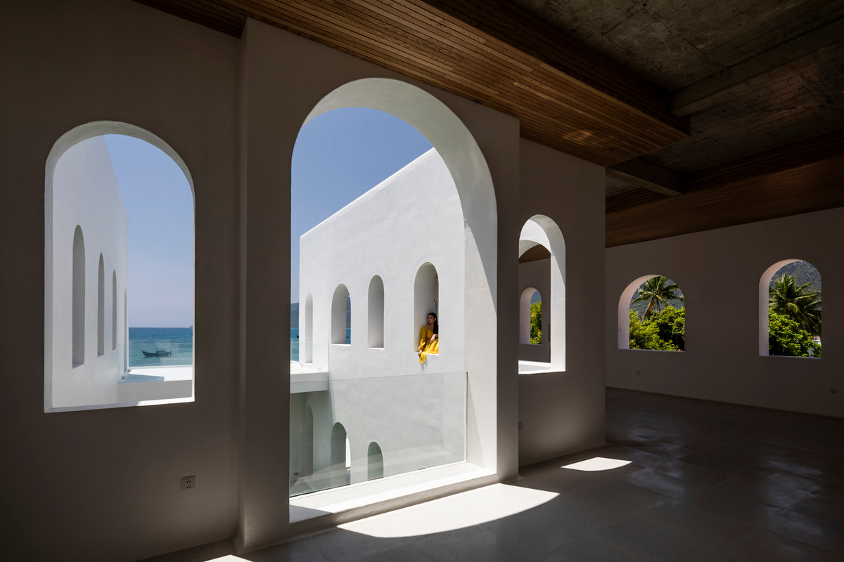 Từ trong biệt thự, gia chủ có thể tận hưởng trọn vẹn vẻ đẹp của vùng vịnh biển Vân Phong. Nguồn ảnh: Hiroyuki Oki