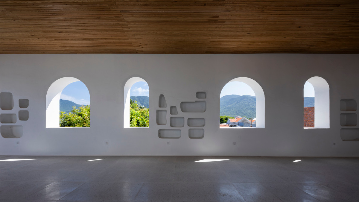 Căn biệt thự ven biển được phân chia thành không gian chính dành cho gia chủ ở tầng trệt và không gian tiếp khách ở tầng trên.