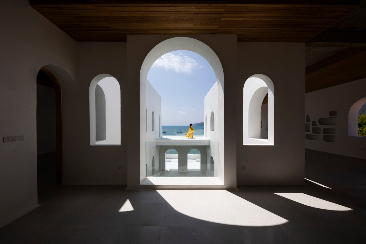 Nằm ở vị trí có nhiều hải sản tươi sống từ biển nên ngôi nhà ngoài không gian bếp gia đình ở tầng trệt còn có không gian chế biến hải sản (quầy sushi) ở tầng trên để gia chủ tiếp đãi khách.