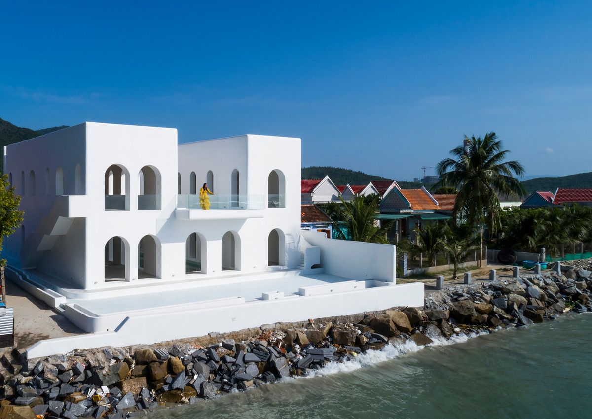 Nơi đây sở hữu nhiều bãi biển đẹp và cảnh quan thiên nhiên vô cùng hùng vĩ.