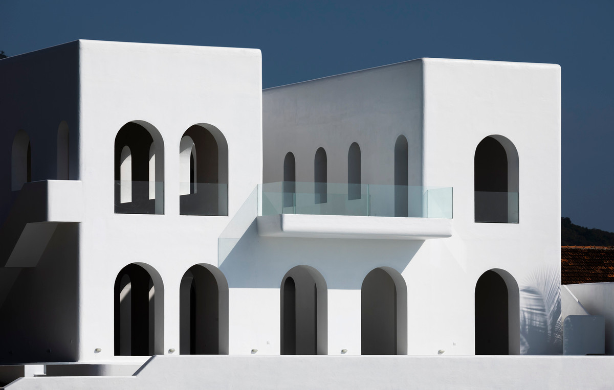 Từ ý tưởng đó, công trình được thiết kế với những ô cửa lớn hình vòm nhằm tận dụng tối đa vẻ đẹp của thiên nhiên xung quanh và mang ánh sáng tự nhiên vào các không gian bên trong.