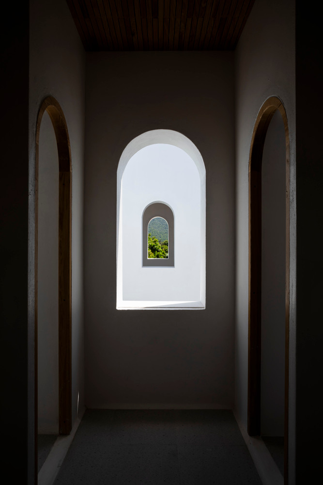 Để thể hiện ý nghĩa ngôi nhà được mang đến từ thiên nhiên, vùng biển, toàn bộ tường trong và ngoài đều được hoàn thiện bằng thạch cao thô, trần nhà được để lại dạng xi măng lộ ra ngoài để tập trung vào điểm nhấn chính là màu xanh lam của đại dương và bầu trời.