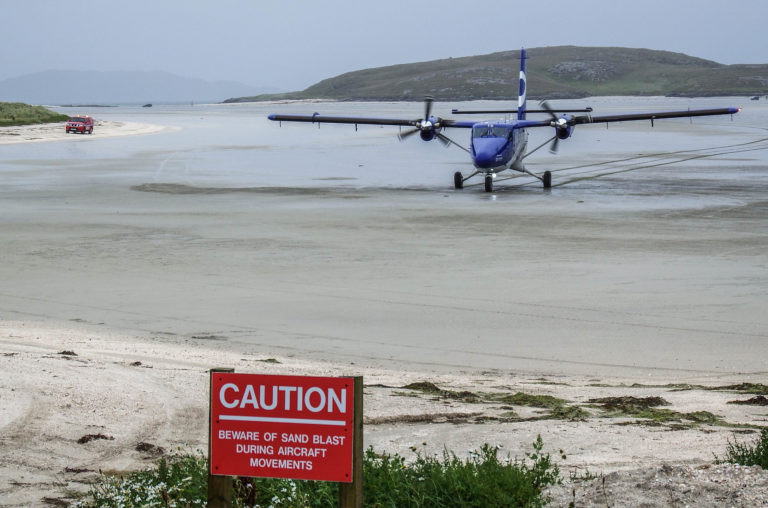 Sân bay Barra (Scotland) là một trong những nơi duy nhất trên thế giới sử dụng bãi biển làm bãi đáp máy bay. Các chuyến bay phụ thuộc vào thời gian thủy triều. Ảnh: Travelradar