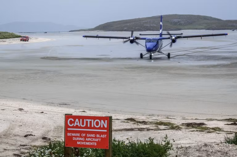 Sân bay Barra (Scotland) là một trong những nơi duy nhất trên thế giới sử dụng bãi biển làm bãi đáp máy bay. Các chuyến bay phụ thuộc vào thời gian thủy triều. Ảnh: Travelradar