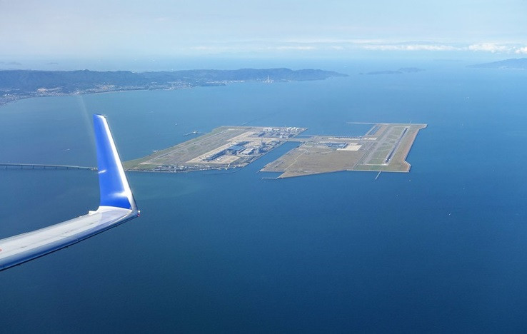 Sân bay Kansai ở Osaka (Nhật Bản) là sân bay ngoài khơi đầu tiên trên thế giới được xây dựng trên một hòn đảo nhân tạo. Sân bay được xây dựng với mục đích chống chọi lại những cơn bão và trận động đất thường xuyên xảy ra dọc biên giới Nhật Bản. Ảnh: Getty
