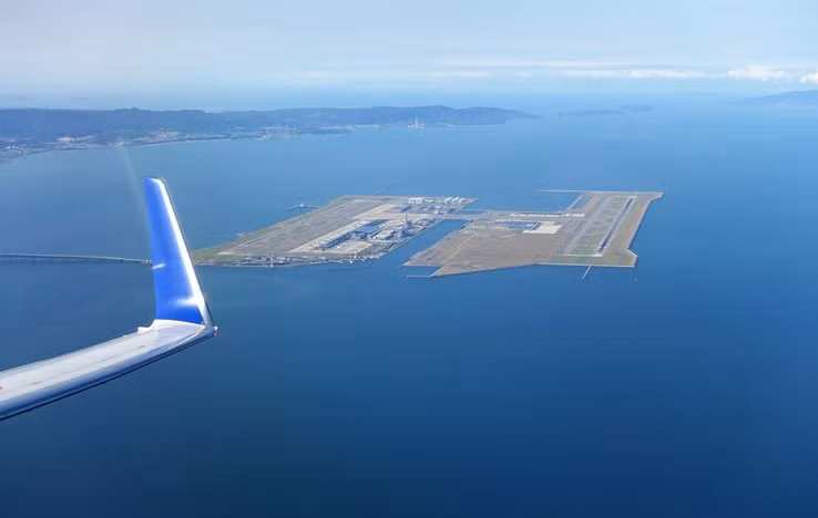 Sân bay Kansai ở Osaka (Nhật Bản) là sân bay ngoài khơi đầu tiên trên thế giới được xây dựng trên một hòn đảo nhân tạo. Sân bay được xây dựng với mục đích chống chọi lại những cơn bão và trận động đất thường xuyên xảy ra dọc biên giới Nhật Bản. Ảnh: Getty