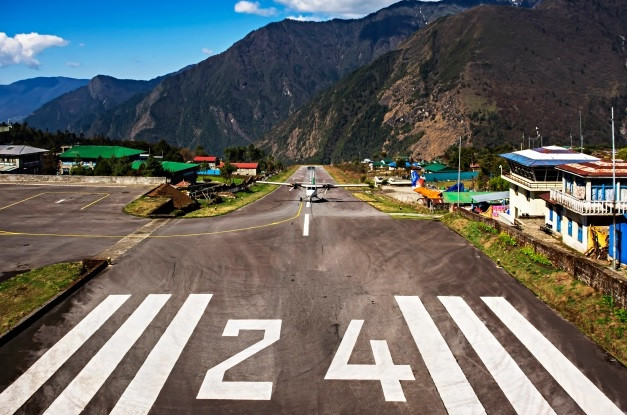 Được xem là "sân bay nguy hiểm nhất thế giới', sân bay Tenzing ở Lukla, Nepal nằm ở độ cao gần 3.000m và và thường phục vụ những người muốn lên đỉnh Everest. Đường băng ngắn với độ cao gần 600m khiến du khách ngồi trên máy bay thật sự hồi hộp. Ảnh: Getty