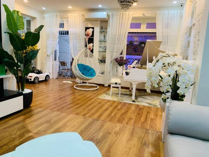 Biệt thự của Minh Tuyết được trang trí với tông màu trầm chủ đạo, không gian rộng lớn và vô cùng thoáng mát. Ảnh: FB Minh Tuyết