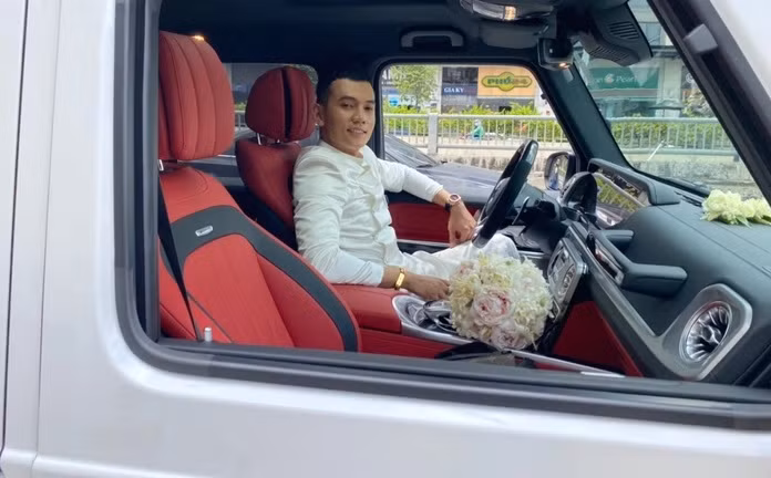 Trong ngày trọng đại, Lý Bình rước dâu bằng siêu xe G63 siêu khủng. Ảnh; Saostar