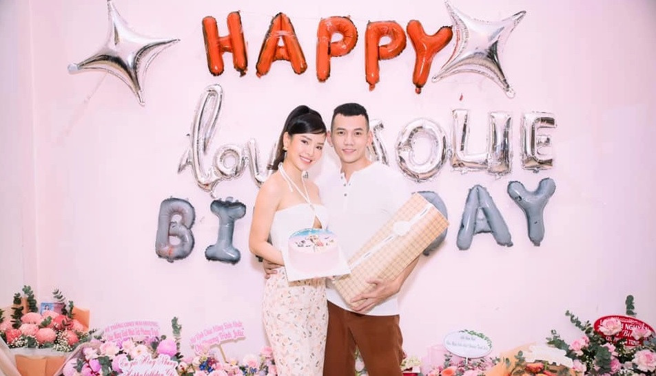 Lý Bình còn luôn tặng quà "khủng" vào những dịp đặc biệt cho bà xã Phương Trinh. Ảnh: FBNV
