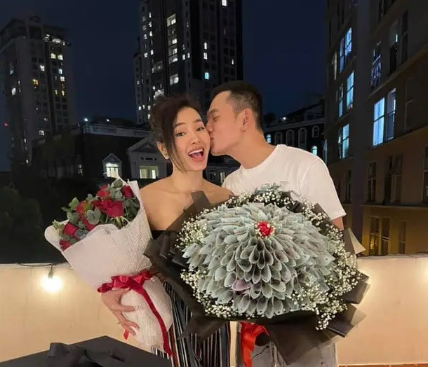 Dịp 20/10, Lý Bình khiến Phương Trinh bất ngờ khi tặng bó hoa tiền. Ảnh: FBNV