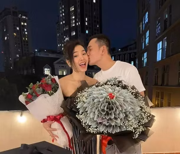 Dịp 20/10, Lý Bình khiến Phương Trinh bất ngờ khi tặng bó hoa tiền. Ảnh: FBNV
