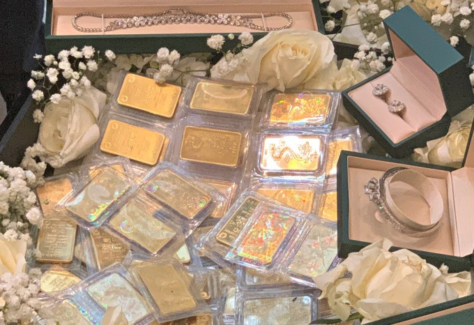 Lý Bình mang sính lễ gồm 88 lượng vàng (6,1 tỷ đồng) và trang sức kim cương hai tỷ đồng đi hỏi cưới Phương Trinh Jolie. Ảnh: Vnexpress