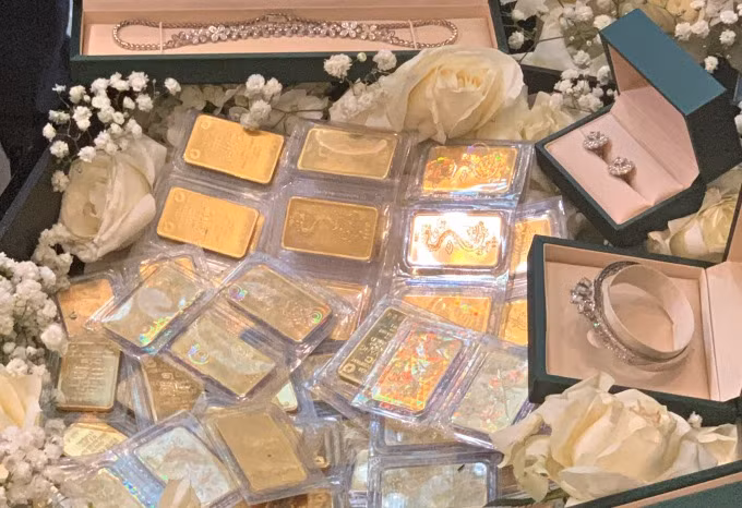 Lý Bình mang sính lễ gồm 88 lượng vàng (6,1 tỷ đồng) và trang sức kim cương hai tỷ đồng đi hỏi cưới Phương Trinh Jolie. Ảnh: Vnexpress