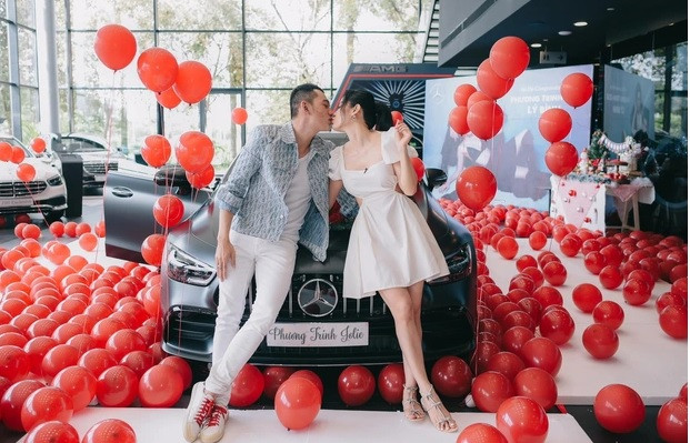 Noel 2021, Phương Trinh Jolie nhận được món quà là siêu xe 8 tỷ từ ông xã. Ảnh: FBNV