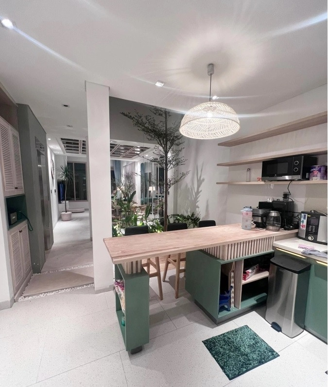 Không gian nhà rộng rãi được trang trí bằng tông màu xanh và trắng mát mắt. Ảnh: FBNV