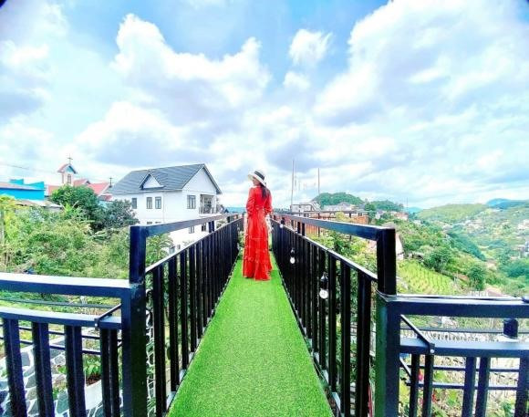 Đặc biệt, trong nhà còn có những góc để chụp ảnh và ngắm núi đồi ở Đà Lạt. Nguồn ảnh; FBNV