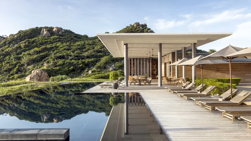 Đặc biệt, Amanoi Resort có một hồ bơi vô cực với diện tích 140 mét vuông nằm trên đỉnh núi. Đây cũng là một trong những điểm sống ảo được nhiều người yêu thích khi đến Amanoi Resort. Ảnh: Ivivu