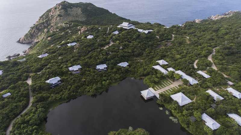 Từ đây có thể ngắm rừng xanh bạt ngàn hùng vĩ, trải rộng tầm mắt đến những bờ biển cong dài, xanh ngắt, mênh mông hút tầm mắt. Ảnh: Ivivu